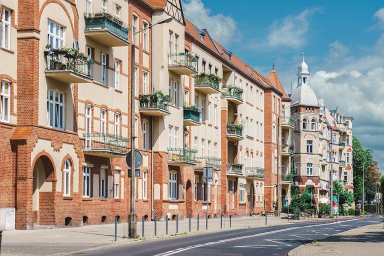 pexels photo 17662844 1 Spadek i współwłasność nieruchomości – co zrobić po odziedziczeniu udziału?